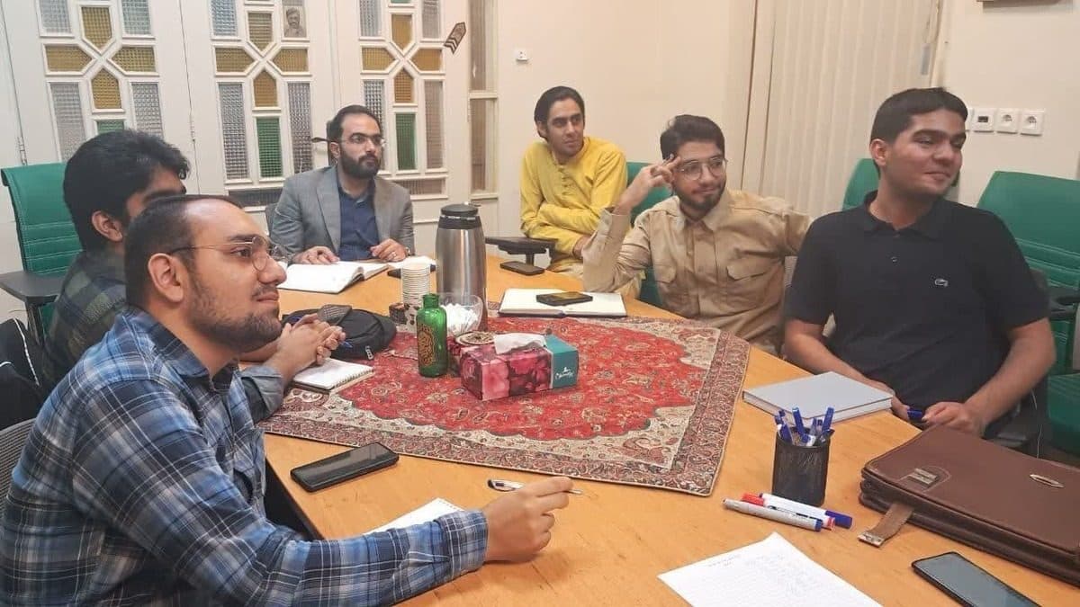 دوره جامع آموزشی بوم شعر با هدف جذب و پرورش استعدادهای ادبی جوان در حوزه هنری استان یزد در حال برگزاری است .