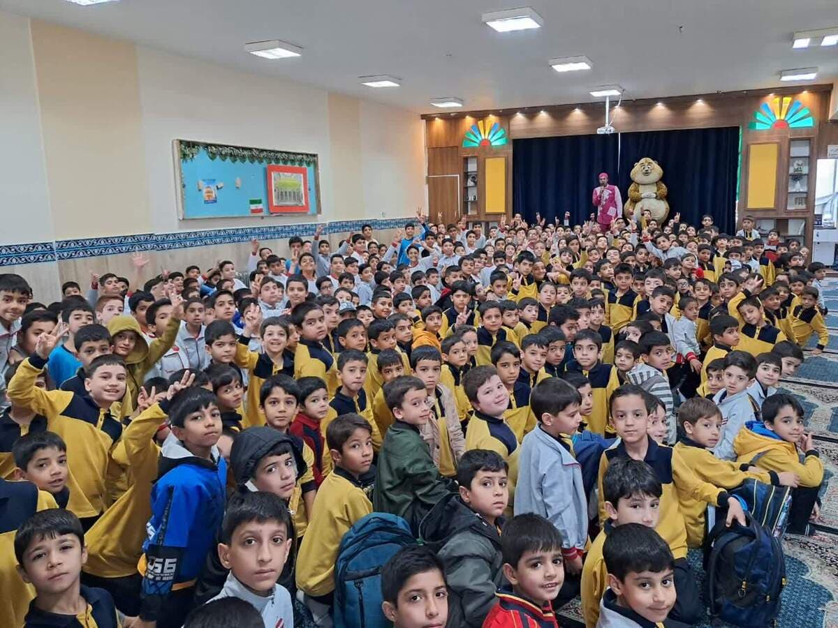 هم‌زمان با آغاز اکران انیمیشن سینمایی «یوز» در شهر یزد، عروسک نمادین این اثر محبوب، با حضور در مدارس، میهمان لحظه‌های شاد و پرهیجان دانش‌آموزان شد.