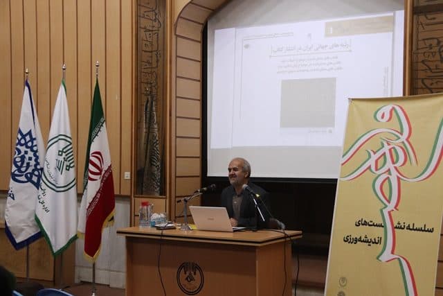 یک تحلیلگر مسائل سیاسی، اجتماعی: