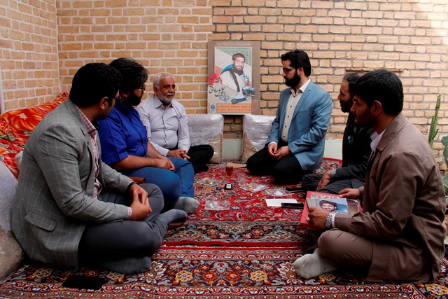 دیدار دبیر ستاد هفته هنر انقلاب اسلامی استان یزد با خانواده شهید ساداتی