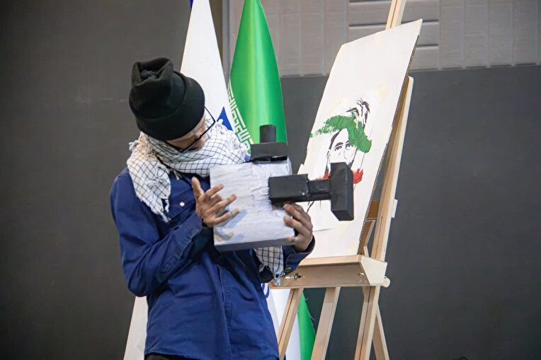 همزمان با هفته هنر انقلاب اسلامی نمایش «قلم روی مین» توسط محمد زارع زاده هنرمند توان‌یاب مهریزی با حضور و استقبال جمعی از اهالی تئاتر در پردیس سینمایی خلیج فارس یزد اجرا شد.