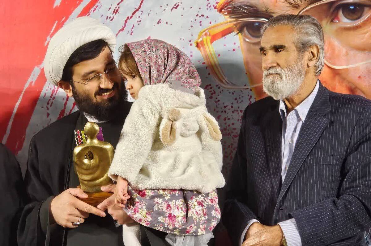 چهره  هنر انقلاب سال ۱۴۰۴ استان یزد معرفی و تجلیل شد