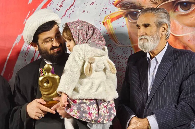 چهره  هنر انقلاب سال ۱۴۰۴ استان یزد معرفی و تجلیل شد