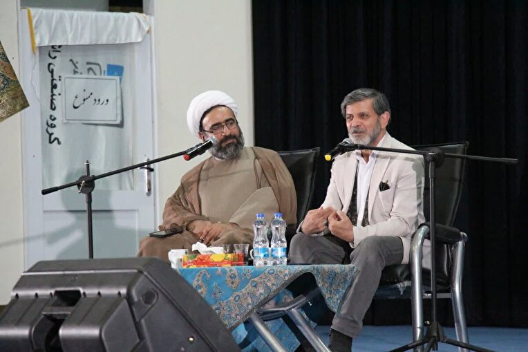 شب شعر طنز «قندشکن»  با حضور ناصر فیض در میبد برگزار شد